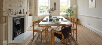 Elegant Georgian townhouse in Margate with spacious bedrooms, luxury bathrooms, a cinema room, and a private courtyard. A short walk to Margate beaches and Old Town. Perfect for families, business stays, and group getaways. Sleeps 11 in style.