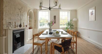 Elegant Georgian townhouse in Margate with spacious bedrooms, luxury bathrooms, a cinema room, and a private courtyard. A short walk to Margate beaches and Old Town. Perfect for families, business stays, and group getaways. Sleeps 11 in style.