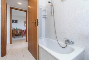 Standard Townhome, Multiple Bedrooms (La Guzzetta Stintinese) | Bathroom | Shower, hair dryer, bidet, towels - La Guzzetta Stintinese (Stintino)