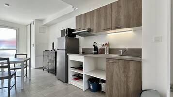 Een koelkast, een vaatwasser, een koffiezetapparaat/waterkoker