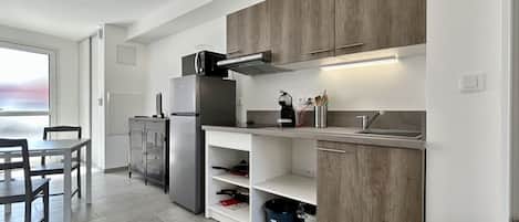 Réfrigérateur, lave-vaisselle, cafetière/bouilloire, grille-pain