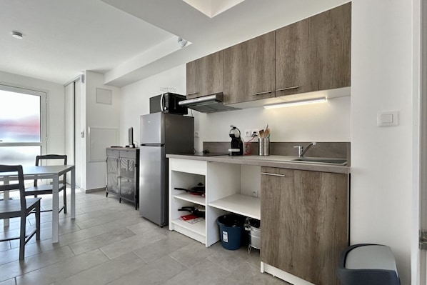 Fridge, dishwasher, coffee/tea maker, toaster