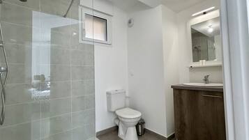 Een douche, handdoeken