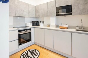 Micro-ondes, four, plaque de cuisson, lave-vaisselle