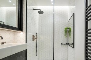 Sèche-cheveux, serviettes fournies, savon, papier toilette