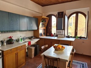 Full-size fridge, microwave, oven, stovetop