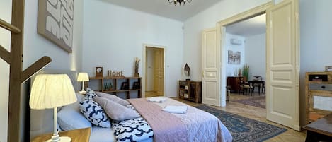 2 bedrooms, desk, iron/ironing board, WiFi