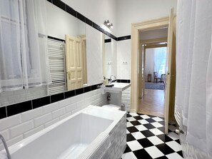 Dusche, Haartrockner, Hausschuhe, Handtücher