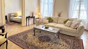 Una sala de estar con un sofá, una mesa de centro y un tapete estampado.