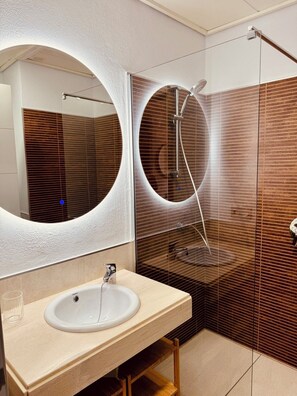 Sèche-cheveux, serviettes fournies, savon, papier toilette