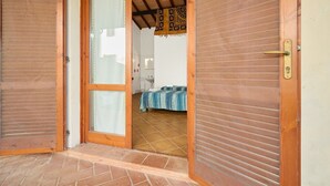 Ein Zimmer mit einem Bett, einem Fenster und einer Tür.