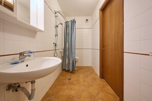 Chuveiro, toalhas de banho