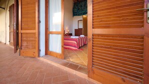 A room with a bed, a dresser, and a window with a curtain. - Room 'Contessa Beatrice' with Shared Garden and Wi-Fi (San Vincenzo)