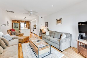 Smart TV, offices, printers - RVA Overlook | Modern 3BR with City Views (Richmond)