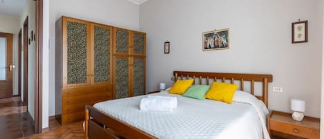 2 chambres, fer et planche Ă repasser