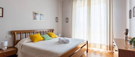 2 habitaciones y tabla de planchar con plancha