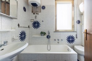 Bidet, towels