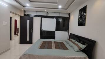 3 bedrooms, iron/ironing board, WiFi, bed sheets