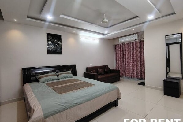 3 bedrooms, iron/ironing board, WiFi, bed sheets