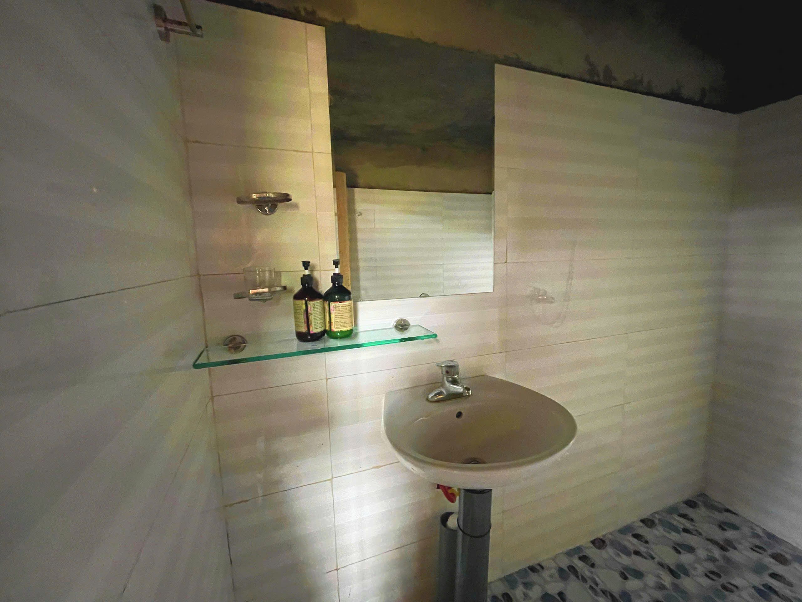 淋浴设施、吹风机、毛巾、肥皂