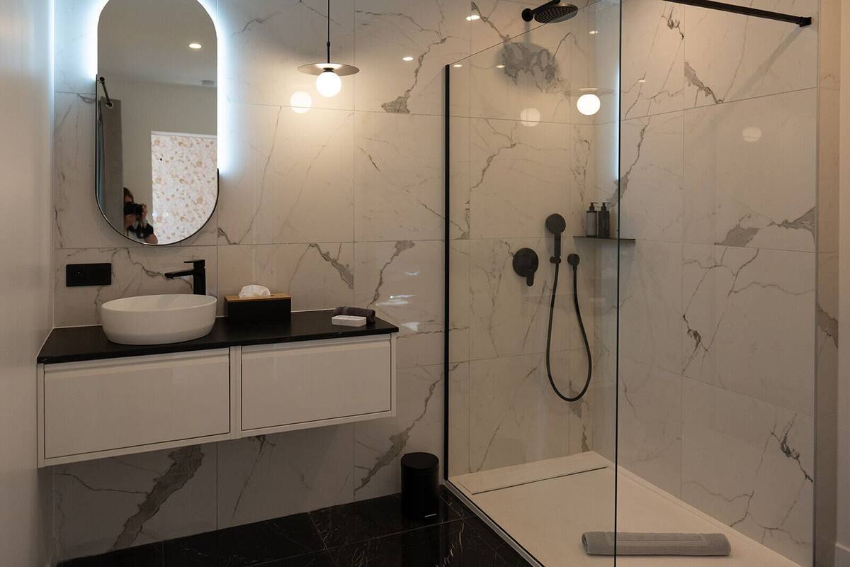 Classic Double Room, Garden View | Bathroom | Hair dryer, towels, soap, shampoo