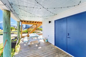 Outdoor dining - Renovated 3 Bedroom 3 Bath Condo, steps from the beach! (St. George Island)