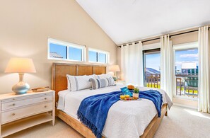 Room - Renovated 3 Bedroom 3 Bath Condo, steps from the beach! (St. George Island)