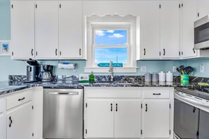 Mikrowelle, Geschirrspüler, Wasserkocher mit Kaffee-/Teezubehör, Toaster