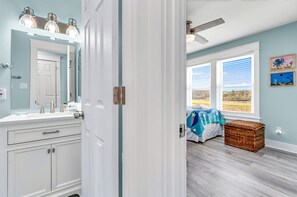 4 bedrooms, internet - Sandy Paws 4 King Bedrooms Private Pool, Fenced in Yard - across from Beach (St. George Island)