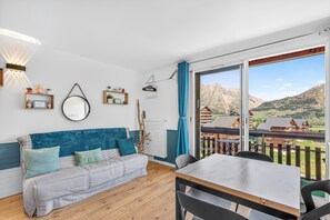 TV - Studio "Le 27" with Mountain View, Balcony, and Wi-Fi (Dévoluy)