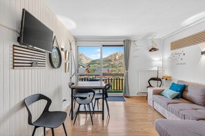TV - Studio 'Le 28' with Mountain View, Balcony and Wi-Fi (Dévoluy)