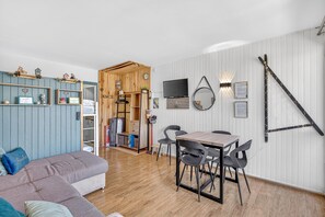 Interior - Studio 'Le 28' with Mountain View, Balcony & Wi-Fi – Sleeps 4, 2 Extra on Request (Dévoluy)