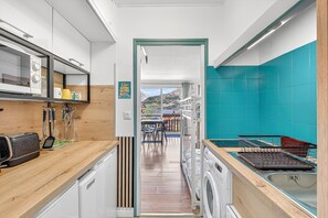 ثلاجة، ميكروويف، فرن، موقد طهي مسطح