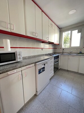 Micro-ondes, four, plaque de cuisson, lave-vaisselle