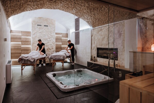 Een sauna, een bubbelbad, een stoombad, diepe bindweefselmassages