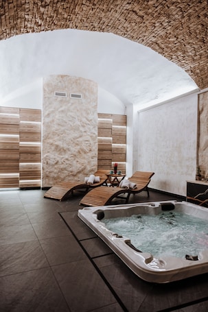 Un sauna, una bañera de hidromasaje, baño turco