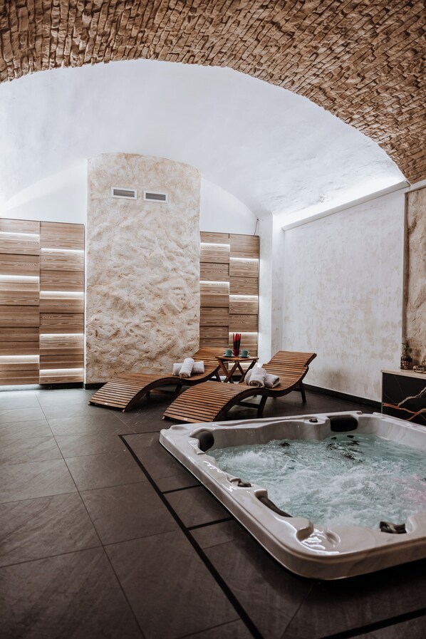 Sauna, hot tub, steam room, deep-tissue massages, Swedish massages