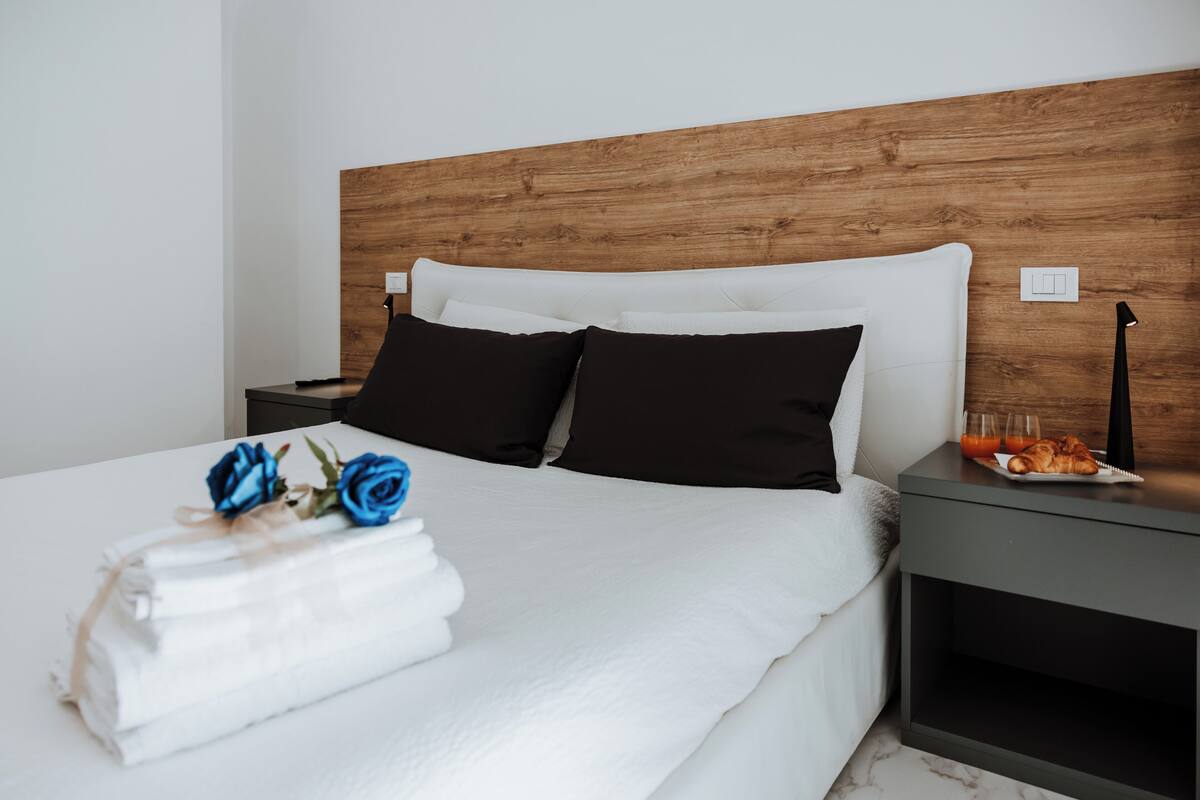 Family Quadruple Room | Desk, laptop workspace, blackout drapes, soundproofing