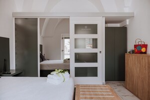 Escrivaninha, espaço de trabalho para notebook, cortinas blackout