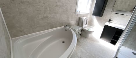 シャワー、ヘアドライヤー、石鹸、トイレットペーパー