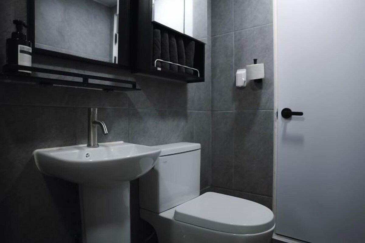 Shower, hair dryer, towels, shampoo