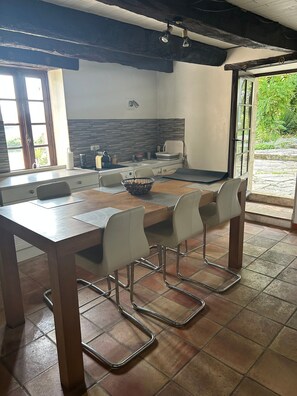 Kylskåp, mikrovågsugn, ugn och spishäll