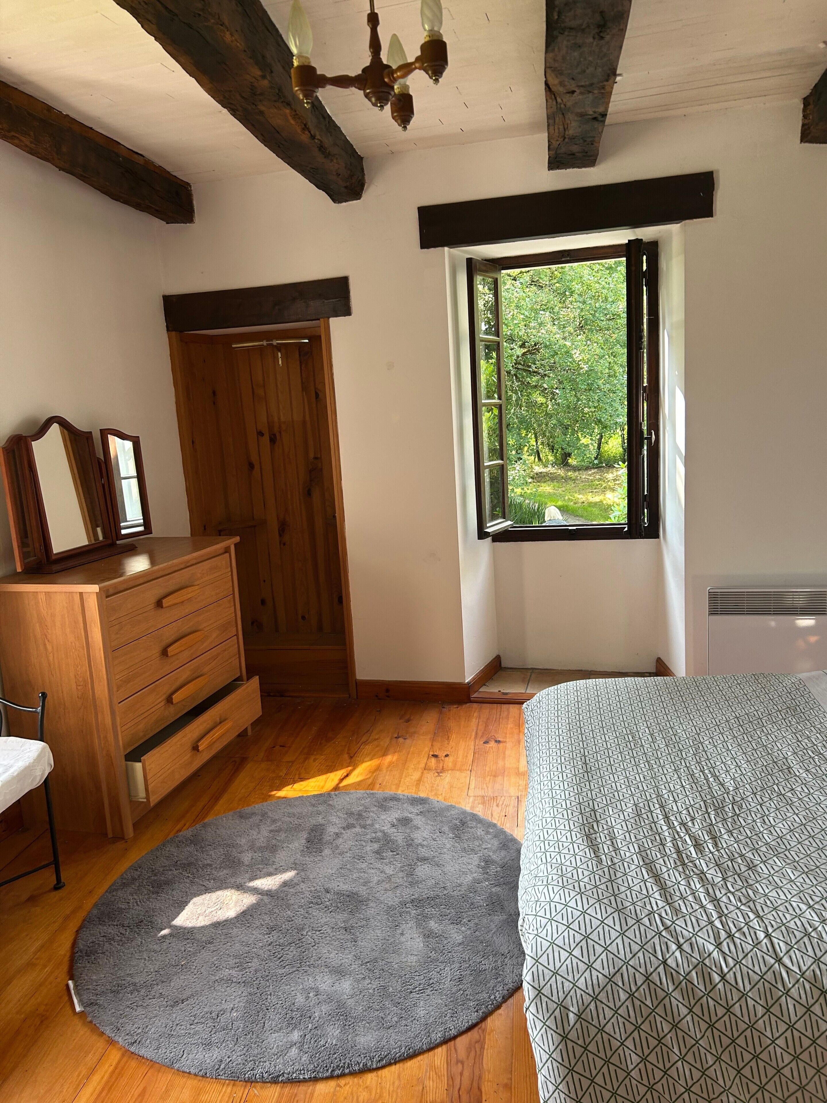 3 habitaciones, escritorio, tabla de planchar con plancha y wifi 