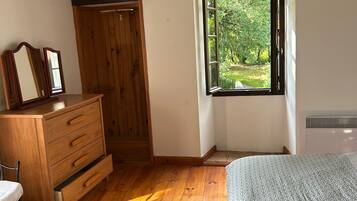 3 habitaciones, escritorio, tabla de planchar con plancha y wifi