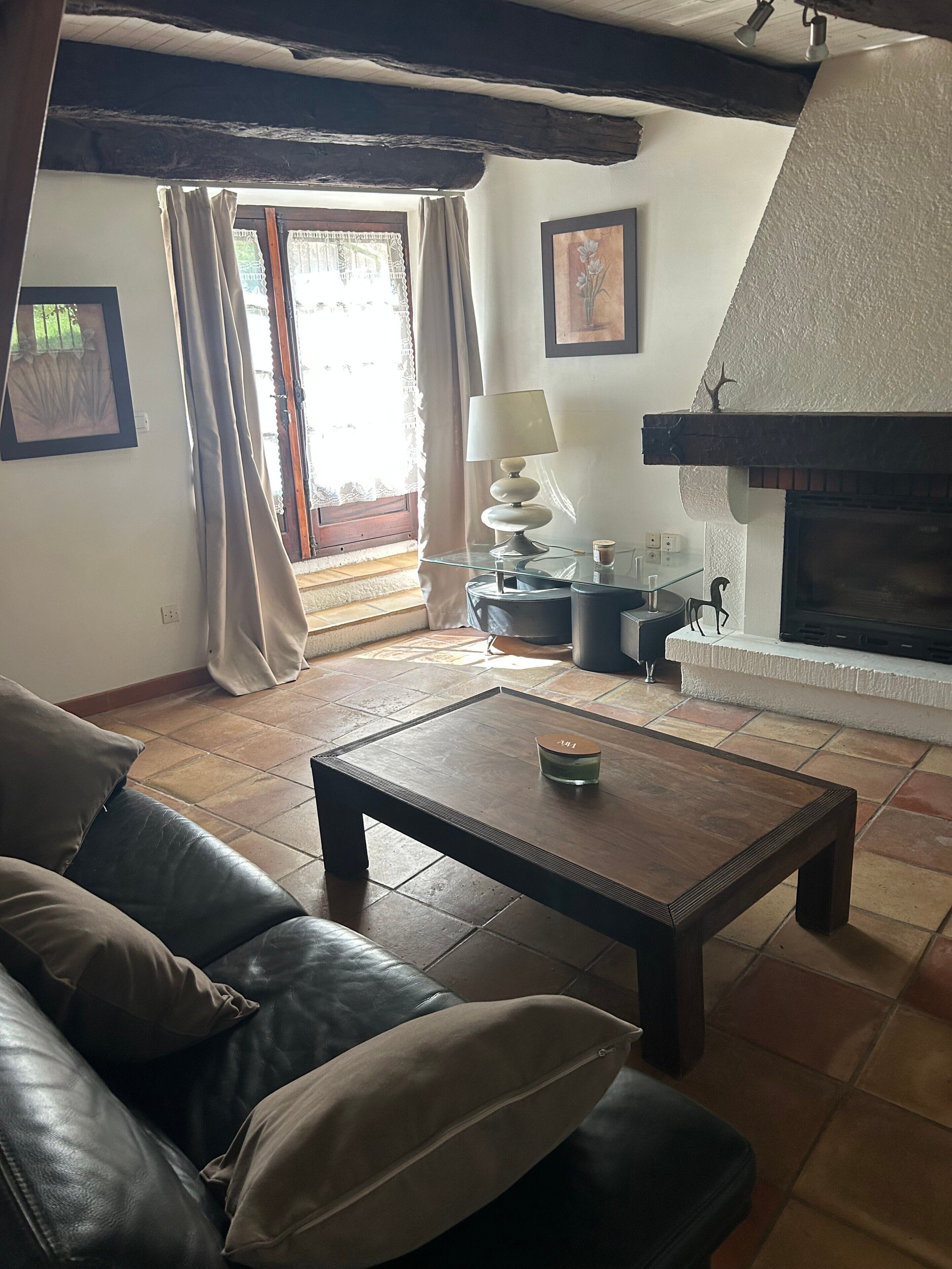 Televisión y chimenea 