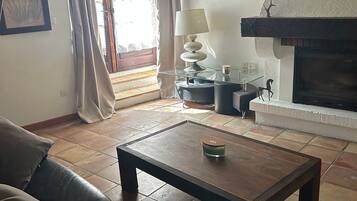 Televisión y chimenea