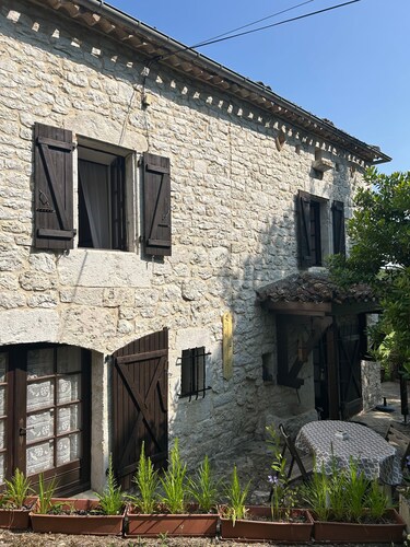 Le Clos des Fées – Spacious Holiday Home with Garden in Montaigu-de-Quercy