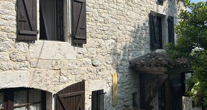 Le Clos des Fées – Spacious Holiday Home with Garden in Montaigu-de-Quercy