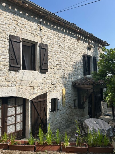 Le Clos des Fées – Spacious Holiday Home with Garden in Montaigu-de-Quercy