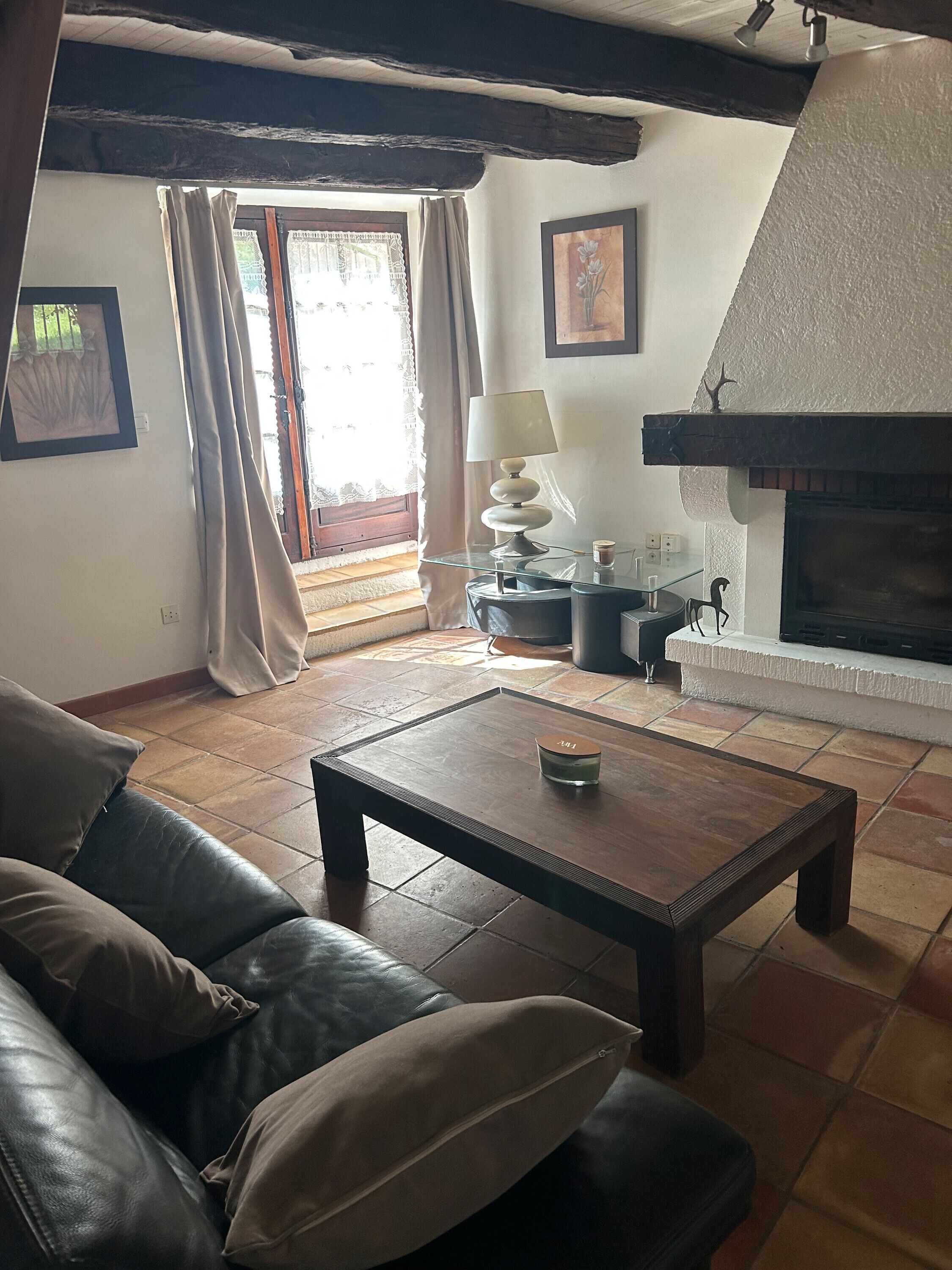 Televisión y chimenea 